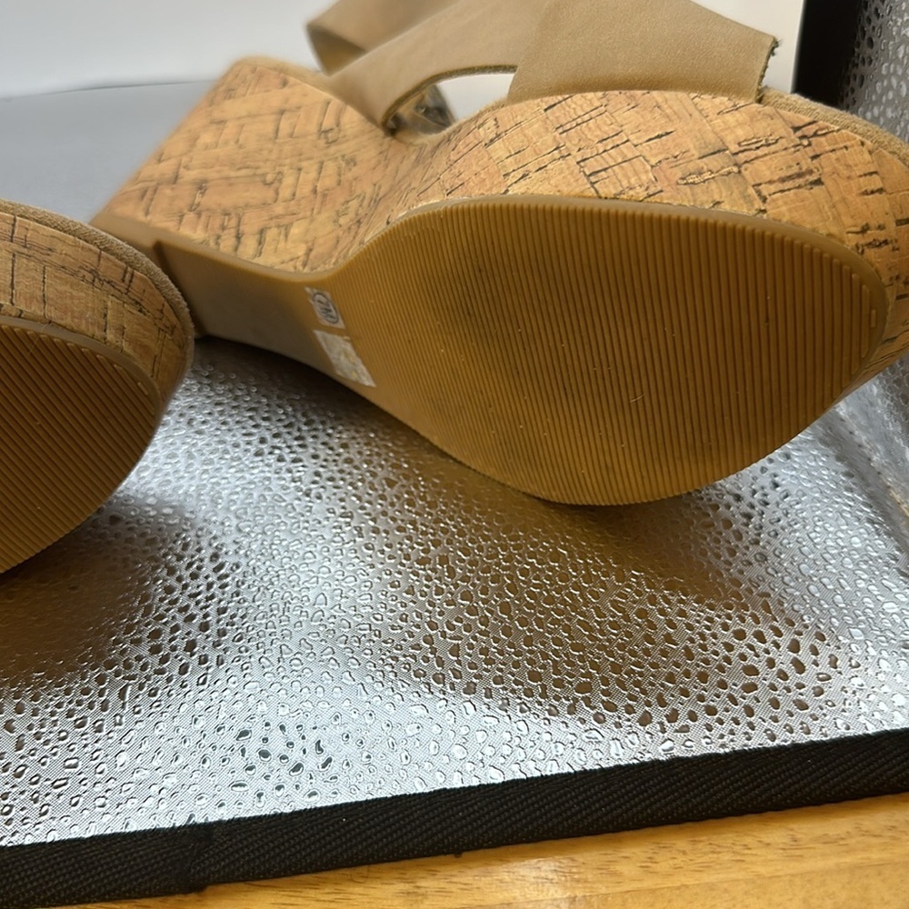 Sandals lightly use CL laundry. Size 7 medium. Wedge heel is 3 inches.​​​ - Picture 8 of 9